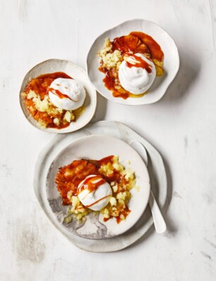 gestoomde meringues met ananasgranita en rum-butterscotchsaus