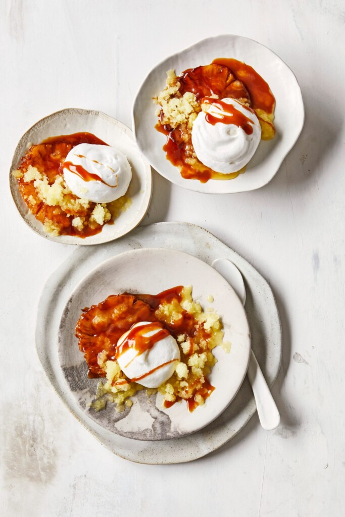 gestoomde meringues met ananasgranita en rum-butterscotchsaus