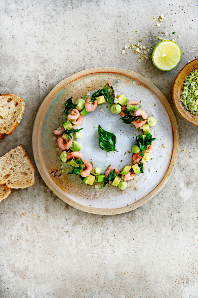 garnalencocktail met avocado en gefrituurde basilicum