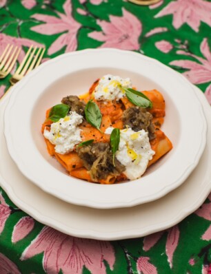 paccheri met cherrytomaten, burrata en gerookte aubergine