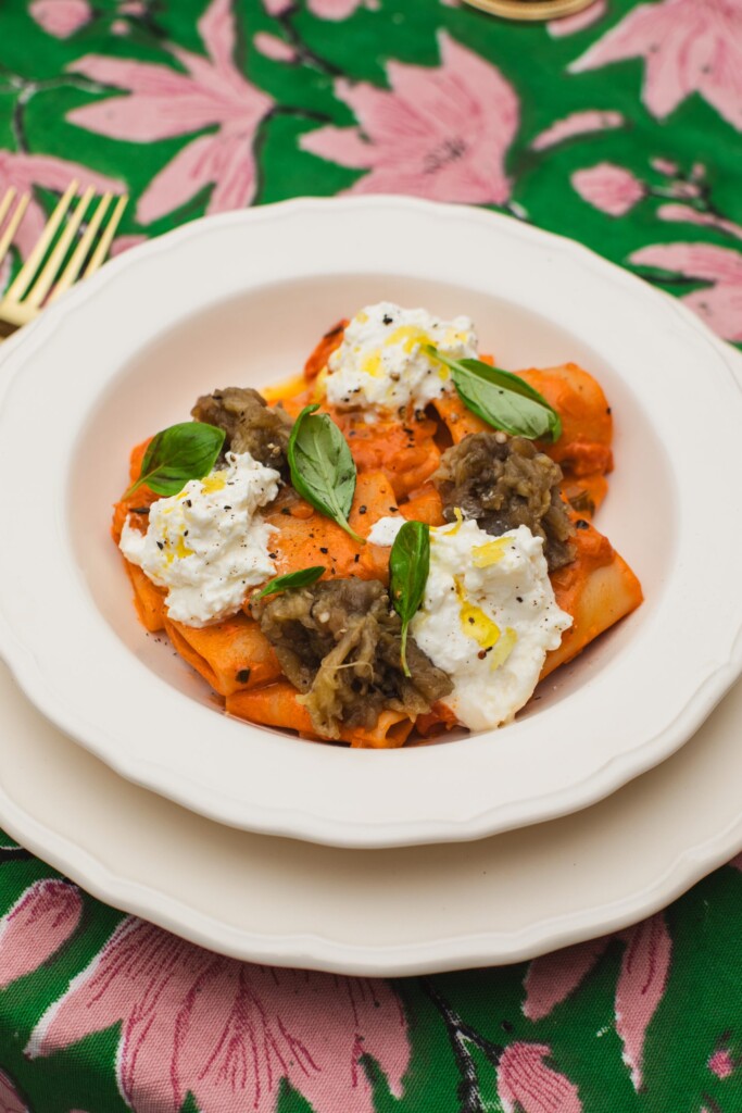 paccheri met cherrytomaten, burrata en gerookte aubergine