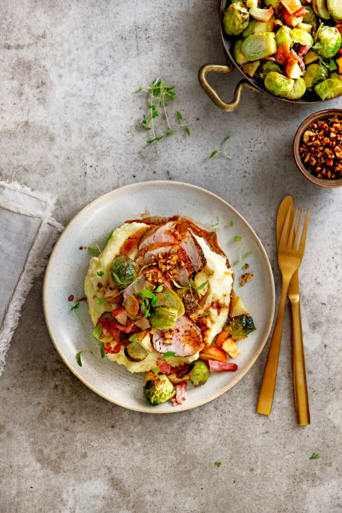 varkenshaas met aardappelcrème, geroosterde spruitjes, bacon en appel