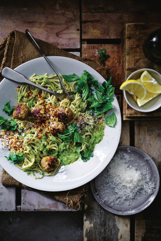 pasta pesto met kruidige gehaktballetjes