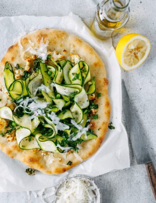 zuurdesempizza bianca met groene groenten