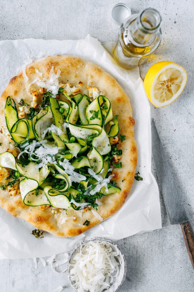 zuurdesempizza bianca met groene groenten