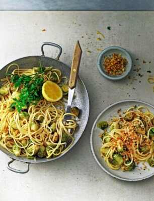 spaghetti met geroosterde spruitjes en ansjoviscrumble