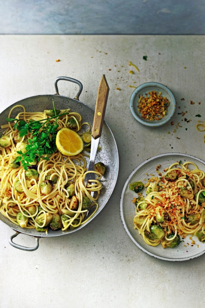 spaghetti met geroosterde spruitjes en ansjoviscrumble