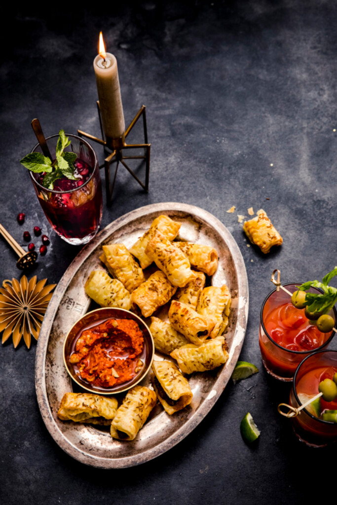 lamssaucijzenbroodjes met paprika-walnootdip