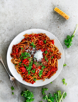 snelle pasta met paddenstoelenbolognese en winterpesto