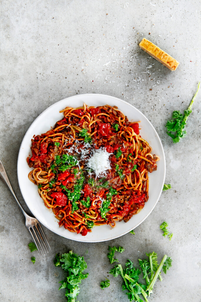 snelle pasta met paddenstoelenbolognese en winterpesto