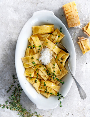 agnolotti met geroosterde knolselderij, ricotta en tijmolie