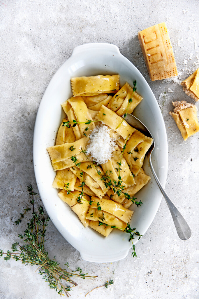 agnolotti met geroosterde knolselderij, ricotta en tijmolie