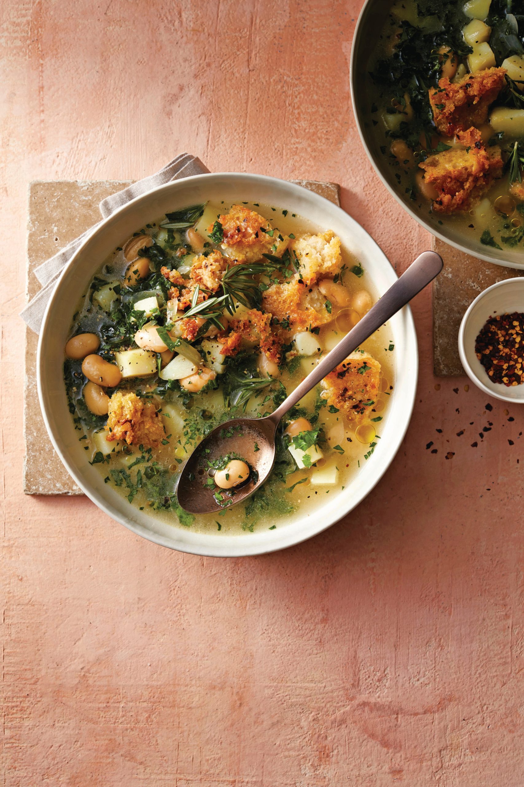 wittebonen-aardappelsoep met boerenkool en parmezaancroutons