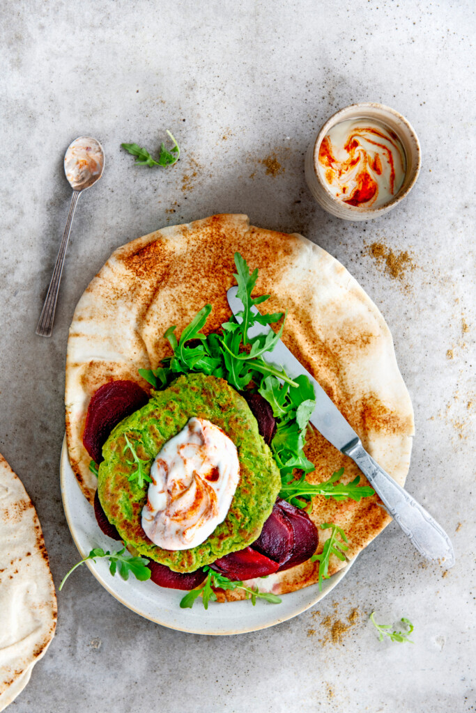 snelle groene falafelburger met biet