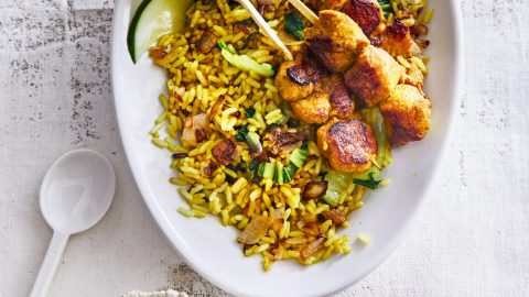 nasi met kipsaté en snelle komkommeratjar