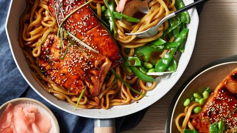 teriyaki-zalm met udonnoedels