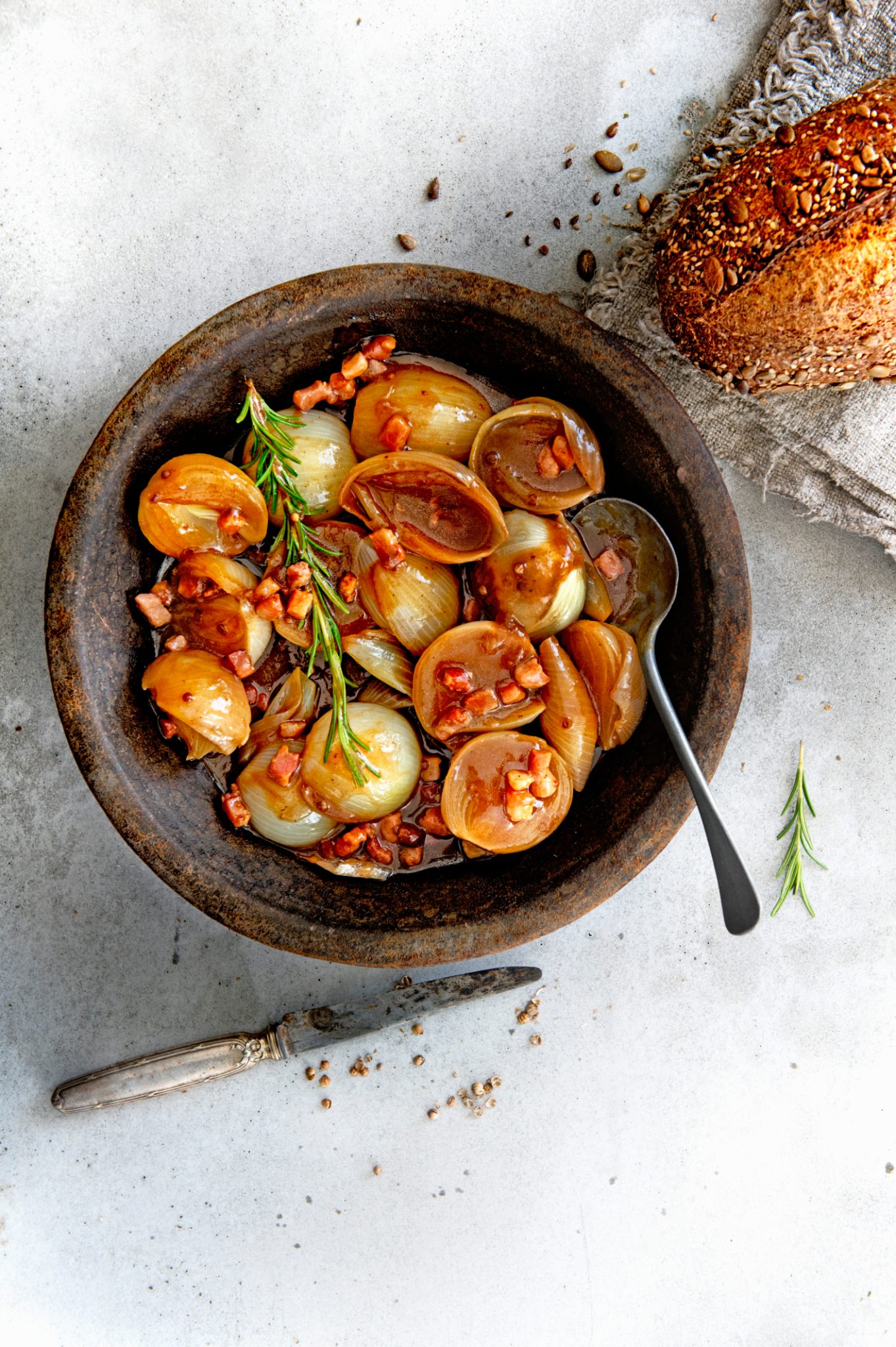 uienstoof met pancetta, bier en tijm delicious.magazine