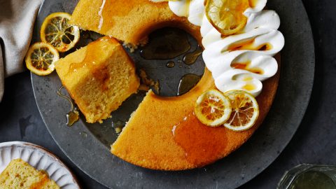 whisky-yuzu-savarin cake bakken met drank