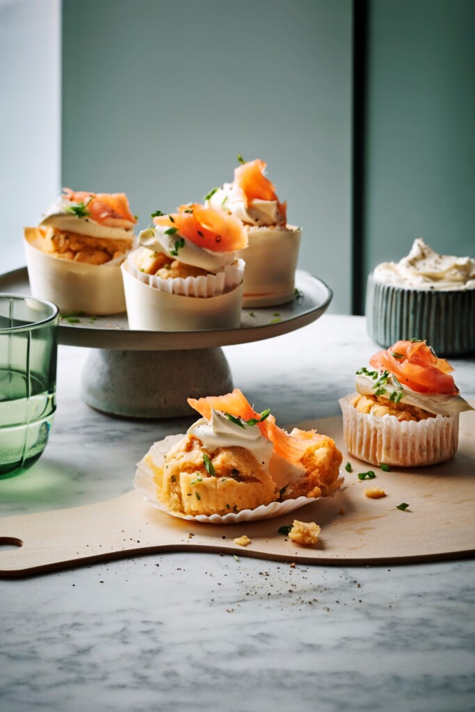 zalmmuffins met harissa & bieslook