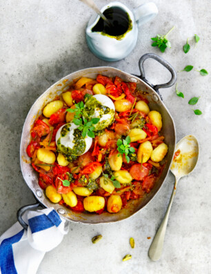 eenpansgerecht: gnocchi met groenten, burrata & pistachepesto