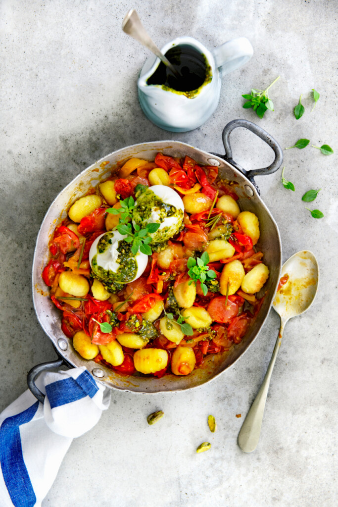 eenpansgerecht: gnocchi met groenten, burrata & pistachepesto