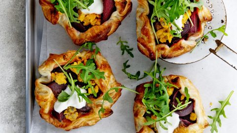 plaattaartjes met biet en yoghurt
