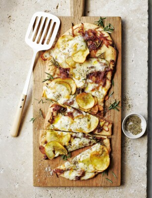 pizza met taleggio, ui, aardappel en rozemarijn