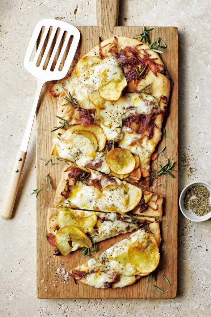 pizza met taleggio, ui, aardappel en rozemarijn