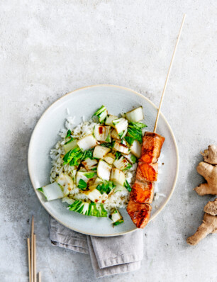 zalmsaté met paksoi en gemberrijst (met maar 5 ingrediënten)