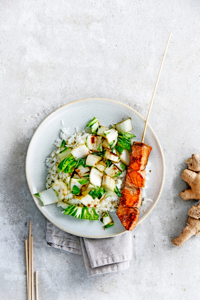 zalmsaté met paksoi en gemberrijst (met maar 5 ingrediënten)