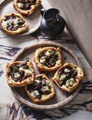 hartige taartjes met zoetzure sjalotten, tijm en gorgonzola