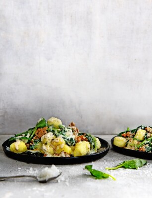 gnocchi met saucijs, wilde spinazie & magor