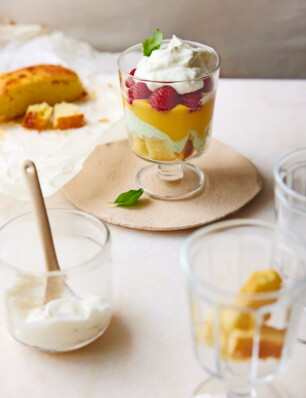 advocaat-trifle met citroencake & basilicumyoghurt