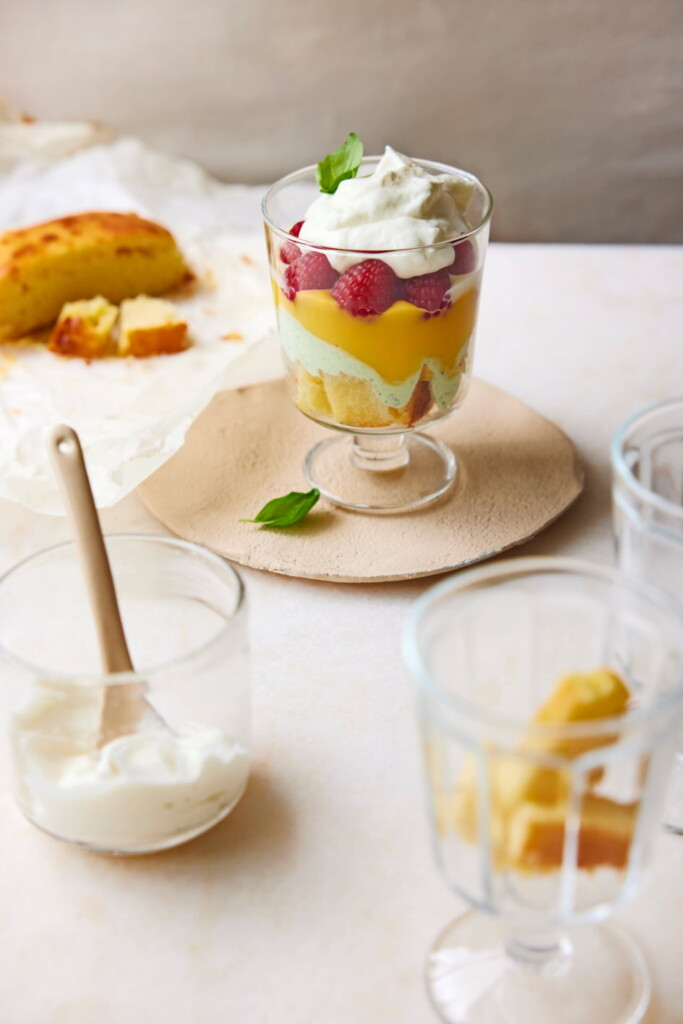 advocaat-trifle met citroencake & basilicumyoghurt