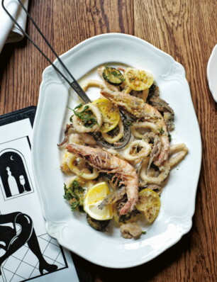 fritto misto di mare (gefrituurde inktvis, ansjovis en garnalen)