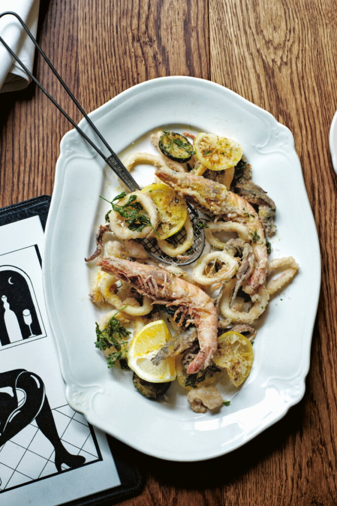 fritto misto di mare (gefrituurde inktvis, ansjovis en garnalen)