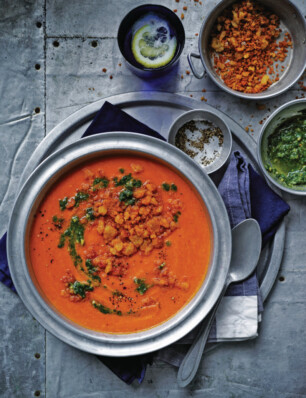 geroosterde tomatensoep met paprika en pesto