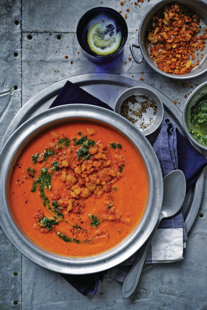 geroosterde tomatensoep met paprika en pesto