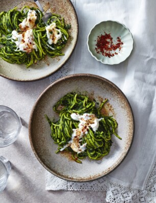 groene spaghetti met palmkool, burrata & ansjovis-beurre noisette