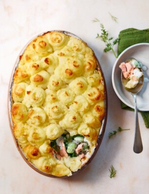 pie met zalm, babyspinazie en tuinbonen