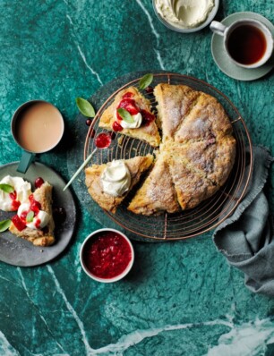 reuze scone met aardbeien-basilicumjam