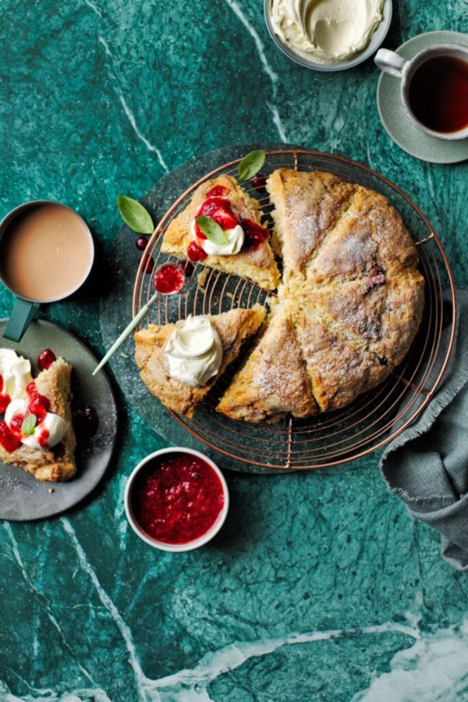 reuze scone met aardbeien-basilicumjam