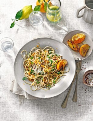 volkorenspaghetti met sinaasappel, walnoten & pecorino van Yvette van Boven