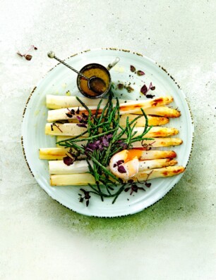 geroosterde asperges met zeekraal