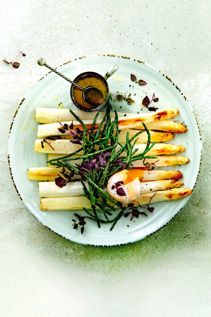 geroosterde asperges met zeekraal