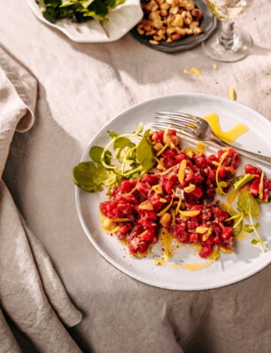 carne cruda (Italiaanse steak tartare) met ansjovis, hazelnoten en citroen