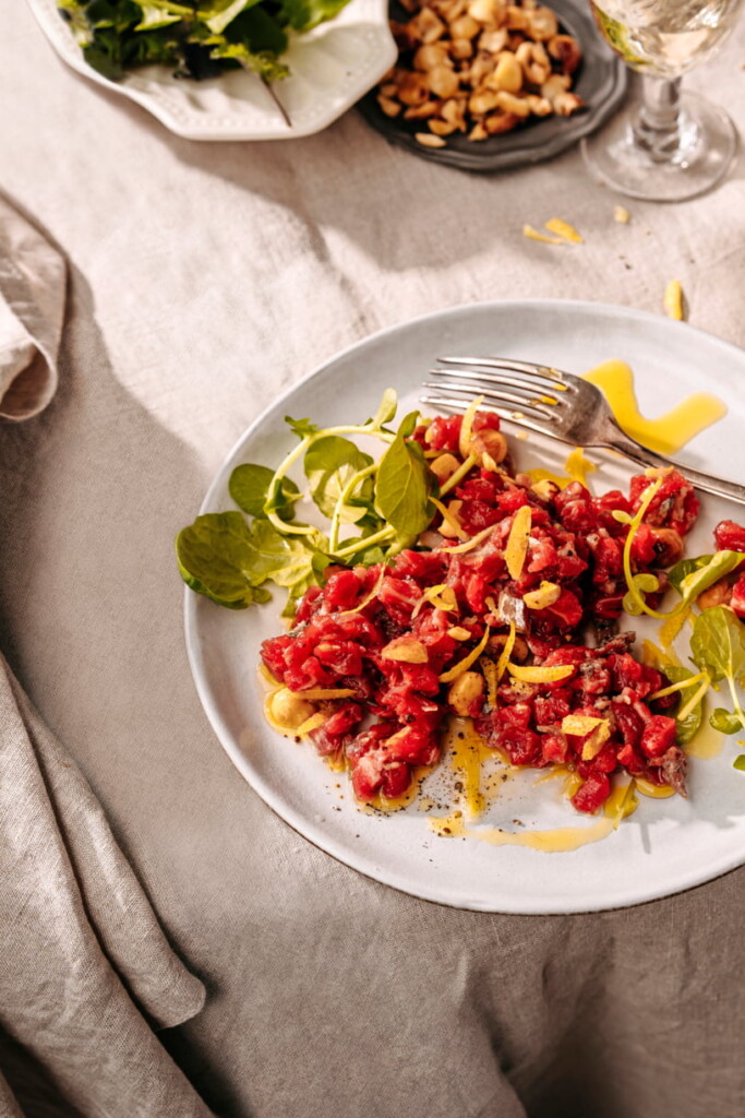 carne cruda (Italiaanse steak tartare) met ansjovis, hazelnoten en citroen