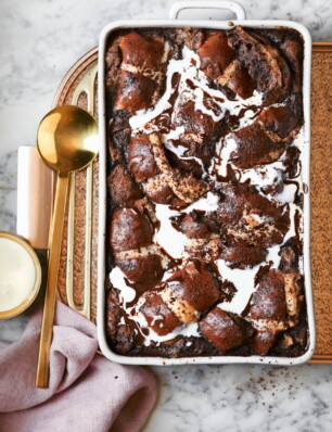 krentenbollen-broodpudding met chocolade