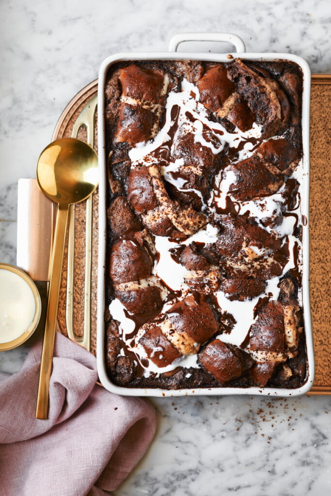 krentenbollen-broodpudding met chocolade