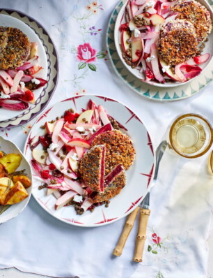 gepaneerde biet met roodlof-rabarbersalade